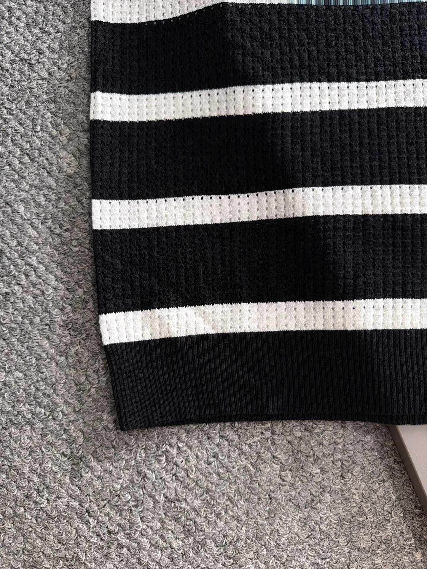 LP high quality Loro Piana 26ss New Arrival men's short-sleeved T-shirt. Made of combed cotton yarn knitted cotton fabric, no pressure when entering and exiting the counter. Exclusive control of raw materials. It feels substantial when weighed, and the upper body is more textured than ordinary T-shirts. This texture can handle the weather easily and is suitable for both hot and cold! Loose fit design, looks noble. The only correct version is available Size: M to 3XL